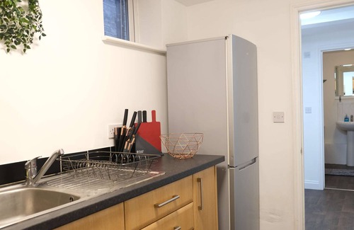 Bedford House | Convenient 2 Bedroom Home with Parking in Bedford