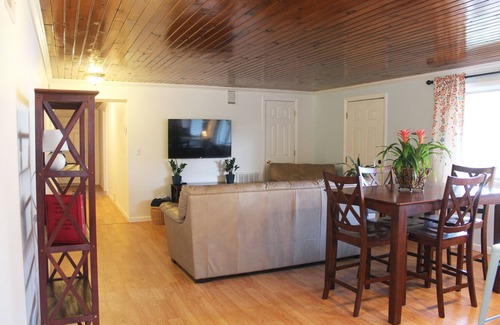 North Chattanooga House | Convenient 3bd private apt. 4 min to DT! Porch + King Bed + Full Kitchen!