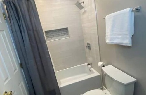Norfolk House | Convenient 4 min drive to ocean view !