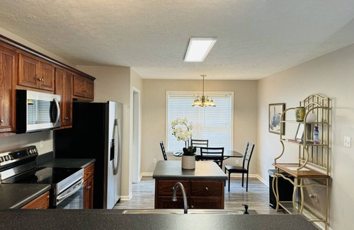 Augusta House | Convenient 4B/3b home & 2 car garage