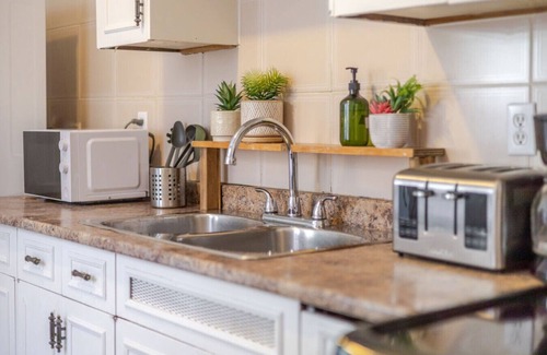 Mile End Apartment | Convenient 4BR in Mont-Royal’s Downtown