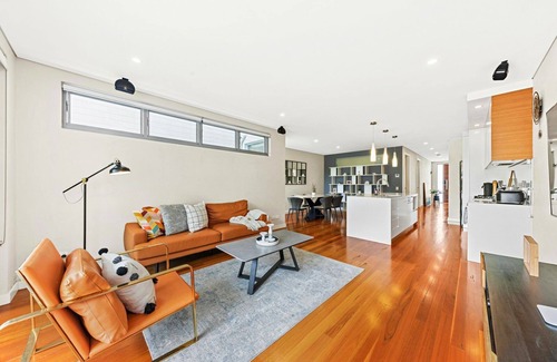 Eastlakes House | Convenient 4BR with Private Pool close to Airport