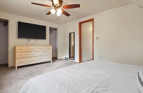 Milwaukee House | Convenient 5 bedroomMetro Milwaukee Brewers!