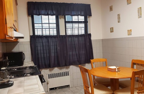 Weequahic House | Convenient and Comfortable 1150 sq. ft. 2 BR/1BA Apartment Home in a NYC Suburb