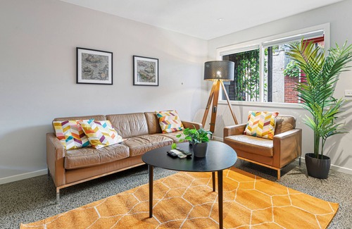 Port Melbourne House | Convenient Bayside Living at the Edge of the City