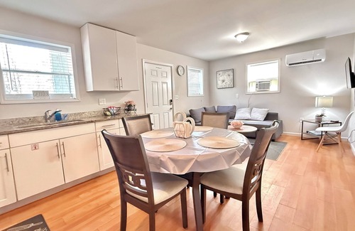 North Charleston Apartment | Convenient Bright 2 beds/1 Bath Apartment+10 Min Airport.Easy Access to Highway.
