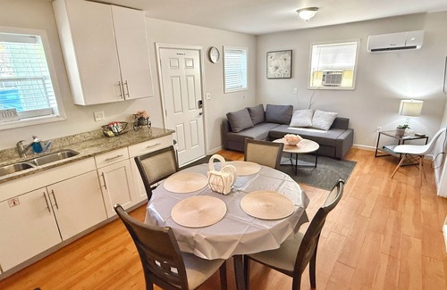 North Charleston Apartment | Convenient Bright 2 beds/1 Bath Apartment+10 Min Airport.Easy Access to Highway.