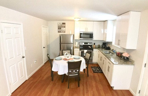 North Charleston Apartment | Convenient Bright 2 beds/1 Bath Apartment+10 Min Airport.Easy Access to Highway.