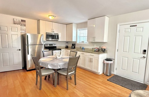 North Charleston Apartment | Convenient Bright 2 beds/1 Bath Apartment+10 Min Airport.Easy Access to Highway.