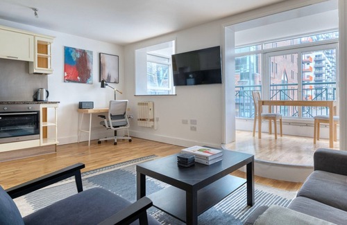 Isle of Dogs Apartment | Convenient Canary Wharf 1BR w/Parking, nr Bars & Dining, by Blueground