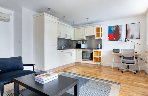 Isle of Dogs Apartment | Convenient Canary Wharf 1BR w/Parking, nr Bars & Dining, by Blueground