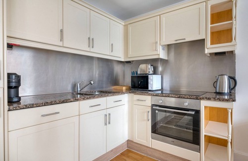 Isle of Dogs Apartment | Convenient Canary Wharf 1BR w/Parking, nr Bars & Dining, by Blueground