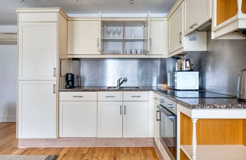 Isle of Dogs Apartment | Convenient Canary Wharf 1BR w/Parking, nr Bars & Dining, by Blueground