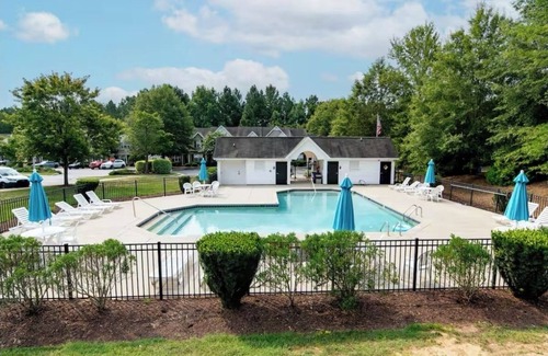 Northeast Raleigh House | Convenient Charming Townhouse