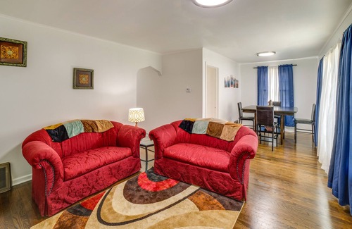 Clearing House | Convenient Chicago Vacation Rental w/ Office!