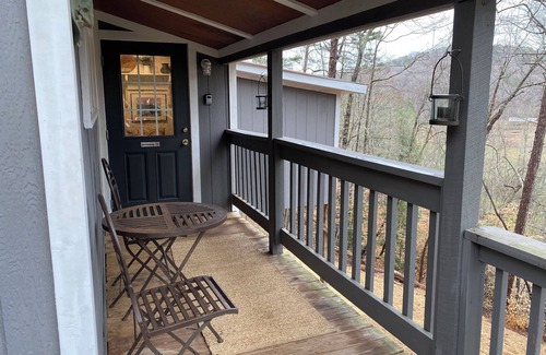 Dahlonega Cottage | Convenient Cottage- Hot Tub/4 Minutes to Dahlonega/Dog Friendly/2-Bedrooms!