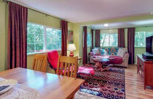 Port Orford Cottage | Convenient cottage with huge backyard, WiFi, & W/D - walk to beach