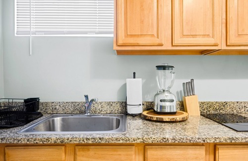 Queens House | Convenient & Cozy NYC Apartment 2 Bedrooms + Free Parking + Near LGA
