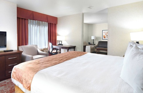 Rio Grande Hotel | Convenient Getaway l Indoor Pool, Free Breakfast & Shuttle for Easy Exploring