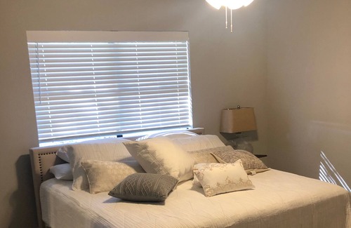Lowell House | Convenient I-49 Cozy Home
