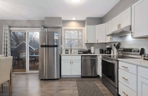 Overland Park House | Convenient Location+4 BR w/King Beds|Parking +WiFi