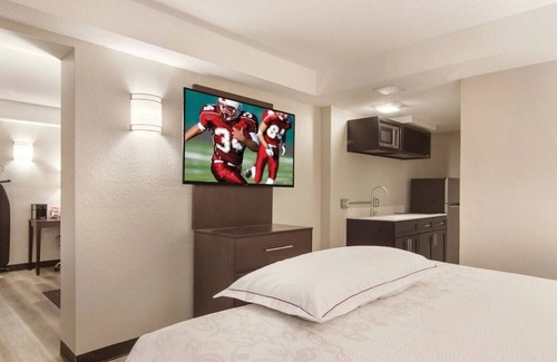 Erie House | Convenient Location! 2 Sleek Units, Pet-Friendly, Free Parking