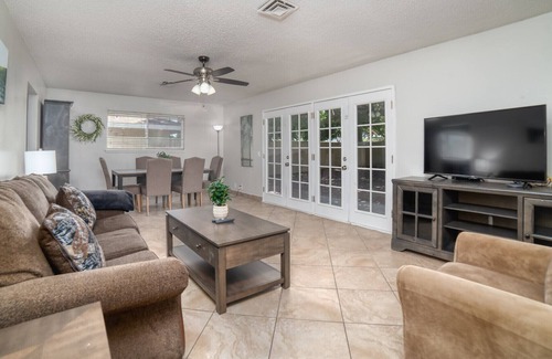 Rancho Oakey House | Convenient Location! 5 bd 2 Ba
