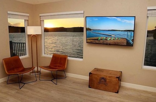 Osage Beach Hotel | Convenient Location! Onsite Pool, Free Parking, Near Jolly Mon Indoor Water Park