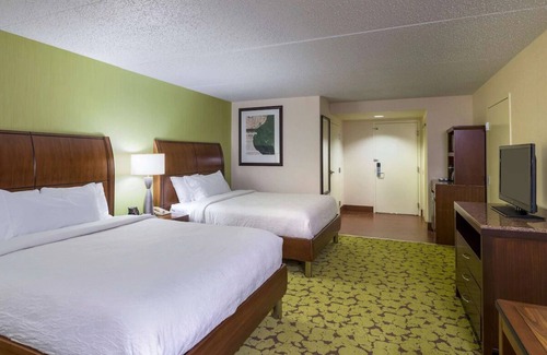 Hopelawn Hotel | Convenient Location w/Free Parking & Fitness Center, Minutes to Roosevelt Park