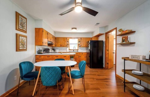Parsons House | Convenient Mid Century Sleeps 6 in Parsons, TN