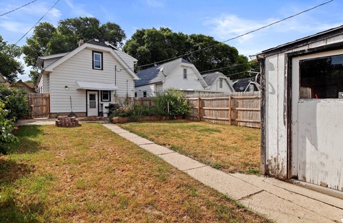 Milwaukee House | Convenient Milwaukee 5 bedroom. Petit ice center! Tv every room! Expos