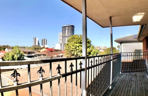 Liverpool Condo | Convenient Spacious 2-bedrooms with Free parking