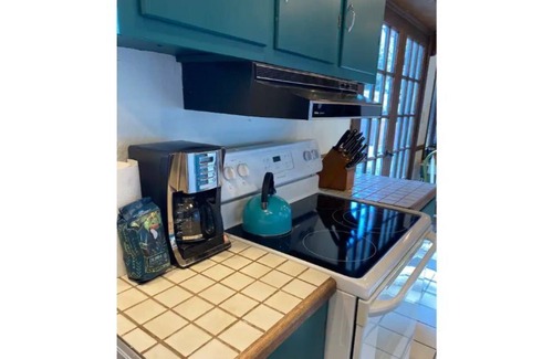 Athens House | Convenient, Spacious & Cheerful - The Summitt!