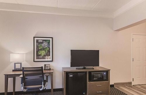 Orlando House | Convenient Stay in Florida! 3 Comfortable Units, Free Breakfast, Onsite Pool