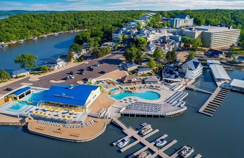 Osage Beach Hotel | Convenient Stay in Missouri! 2 Comfortable Units, Free Parking, Onsite Pool
