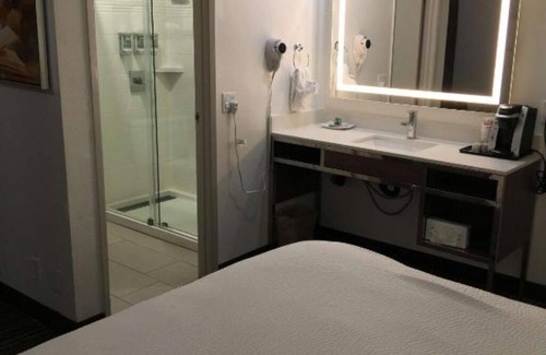 Anaheim Resort Hotel | Convenient Stay Near LAX – Close to Venice Beach, Hollywood & Disneyland