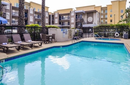 Anaheim Resort Hotel | Convenient Stay Near LAX – Close to Venice Beach, Hollywood & Disneyland