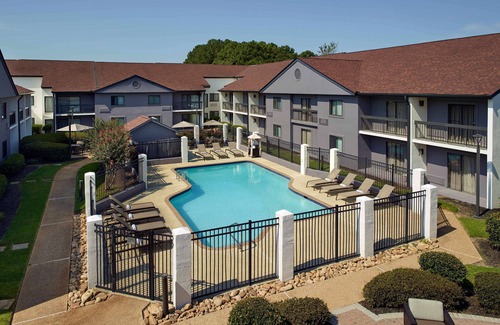 Norcross House | Convenient Stay, Superb Location! Free Parking, Onsite Pool, Pets Allowed