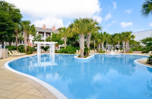 Baytowne Wharf Apartment | Convenient studio close to beach and pier w/WiFi, shared pool, AC