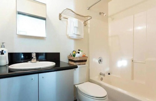 Downtown San Diego Apartment | Convenient Studio w/Queen bed - Prime Location in Little Italy!