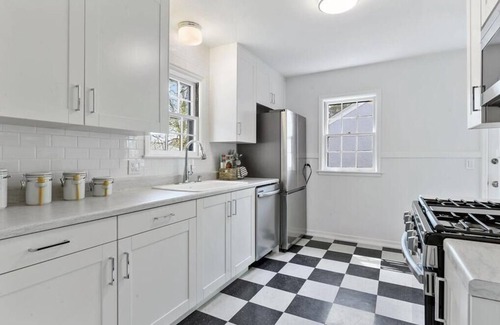 St. Louis Park House | Convenient to lakes, bike trails, parks. Dog-friendly. Fenced Yard.