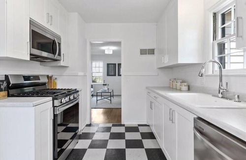 St. Louis Park House | Convenient to lakes, bike trails, parks. Dog-friendly. Fenced Yard.