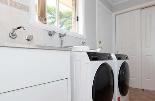Orange Villa | Convenient Villa on McLachlan - Walk to the CBD