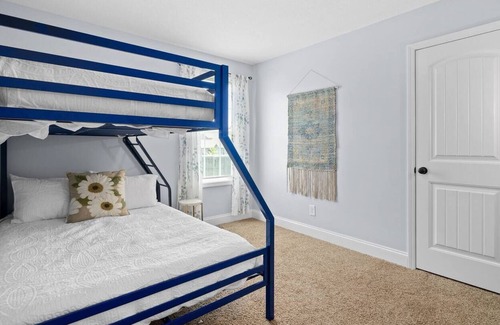 Clarksville House | Conveniently located Cul-de-sac Home for 7