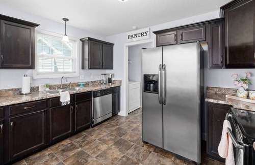 Clarksville House | Conveniently located Cul-de-sac Home for 7