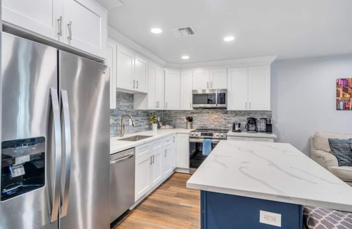 Metairie Apartment | Conveniently Located Contemporary 6 Bed/6 Bath 15 Min to Downtown