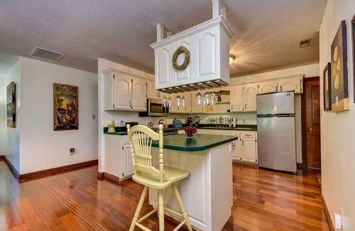 Ozark House | Conveniently located charming carriage house in historic neighborhood.