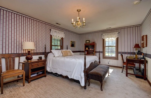 Ozark House | Conveniently located charming carriage house in historic neighborhood.