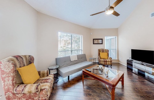 Westchase Condo | Conveniently located condo with on-site pool, private balcony, AC, & W/D