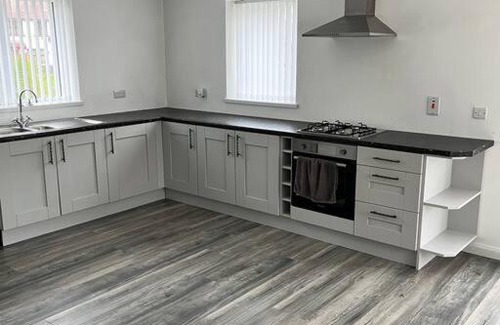Londonderry Apartment | Conveniently located, close to city and quiet area